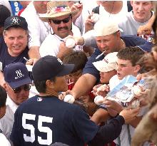 Matsui fans ask for autograph